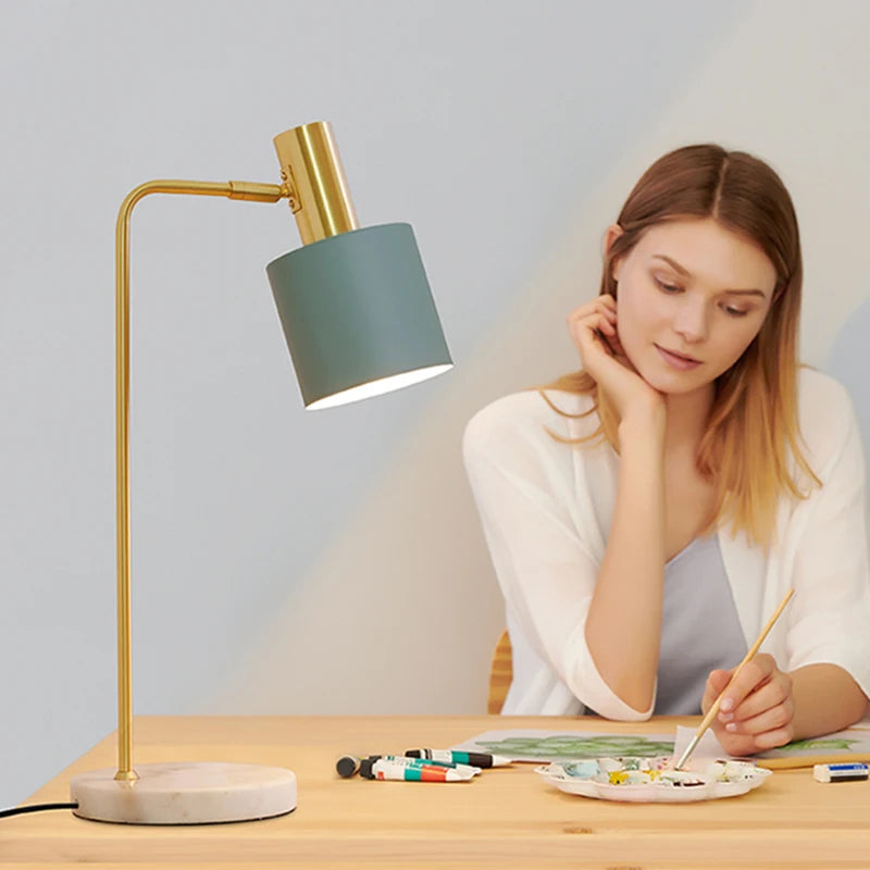 Luminária de Mesa LED Multi-ângulo com Proteção Ocular – Estilo Nórdico
