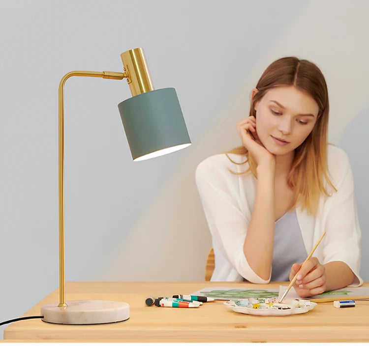 Luminária de Mesa LED Multi-ângulo com Proteção Ocular – Estilo Nórdico