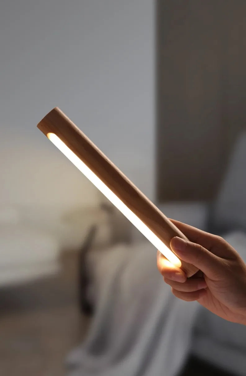 Luminária de Parede Madeira Magnética Girátória 360° USB – Quarto e Sala