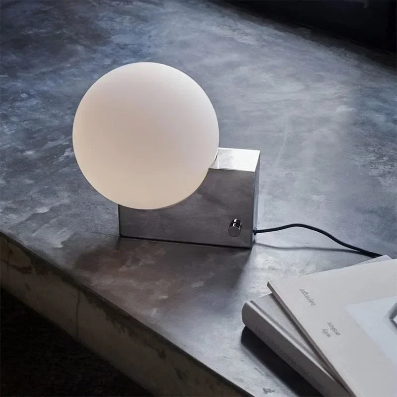 Luminária de Mesa Dinamarquesa Metal com Bola de Vidro LED – Designer