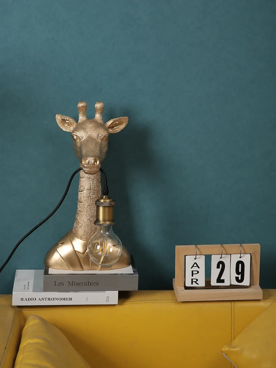 Luminária de Mesa Girafa Resina LED E27 – Decoração Dourada e Infantil