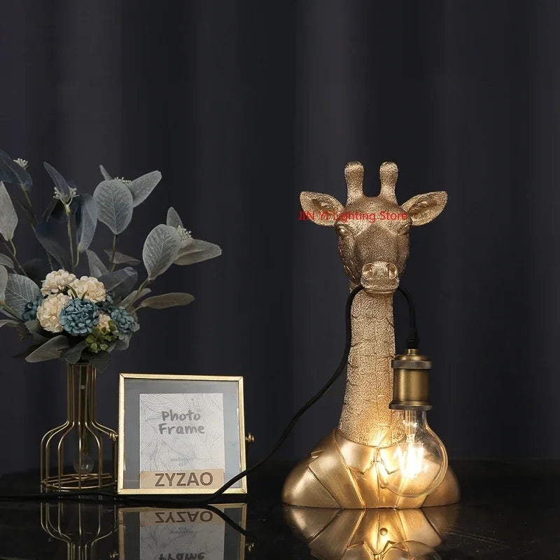 Luminária de Mesa Girafa Resina LED E27 – Decoração Dourada e Infantil