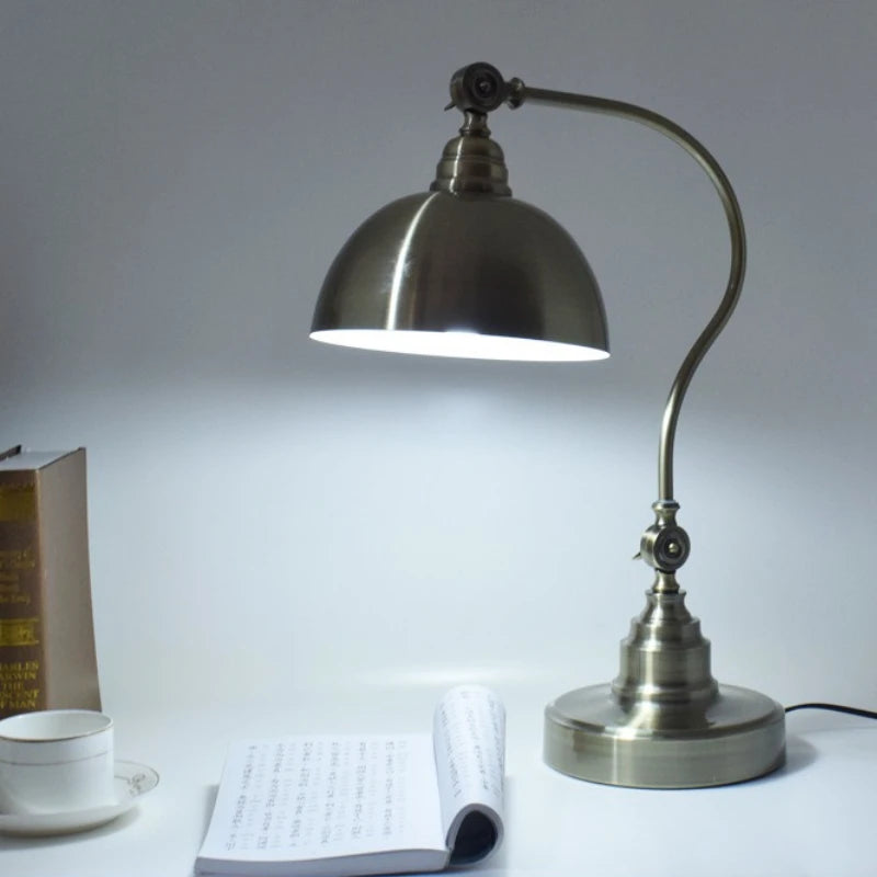 Luminária de Mesa Americana Ferro Forjado Bronze – Sala e Escritório