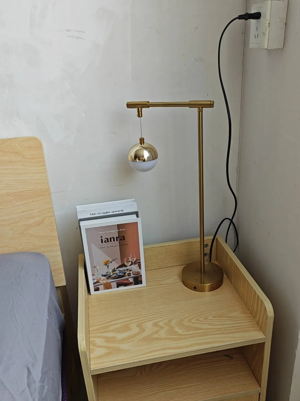 Luminária de Mesa Dourada Nórdica LED – Proteção Ocular para Escritório