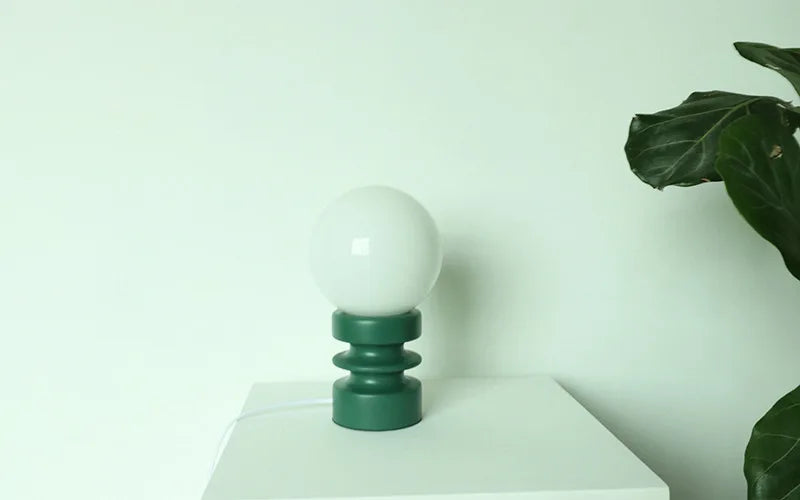 Luminária de Mesa Madeira e Vidro Retrô – Atmosfera Aconchegante para Quarto