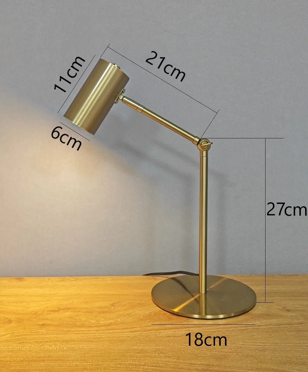 Luminária de Mesa Dourada Nórdica LED – Proteção Ocular para Escritório