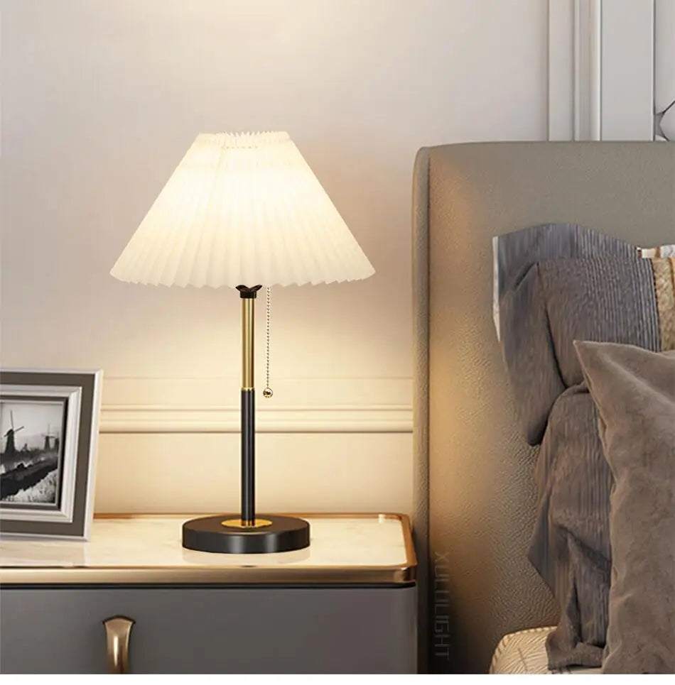 Abajur Metal Desk Lamp Light Luxo Estilo Vertical Bedside Decoration Black Table Lamp Pleated Fabric Lampshade Gold Lighting Fixture