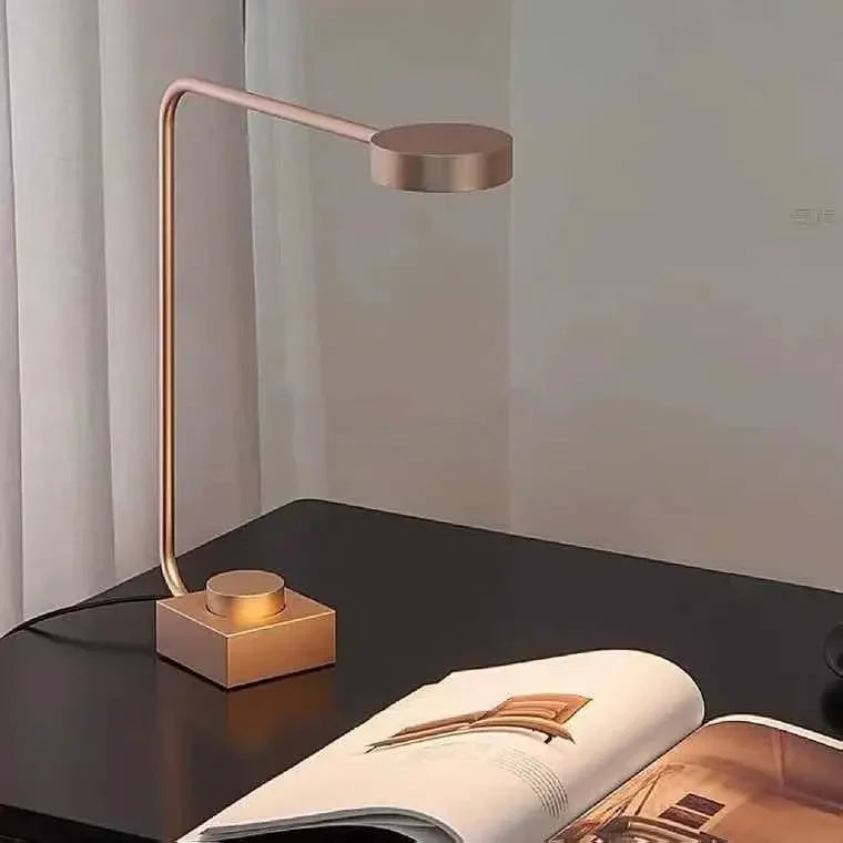 Luminária de Mesa Italiana Dimmável LED – Minimalista para Cabeceira