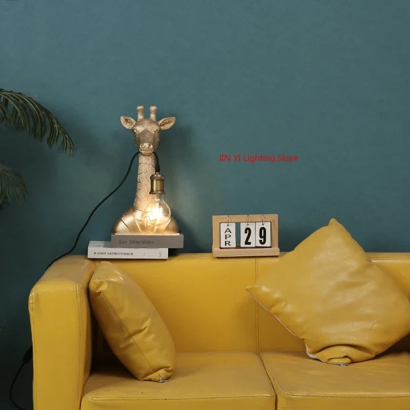 Luminária de Mesa Girafa Resina LED E27 – Decoração Dourada e Infantil