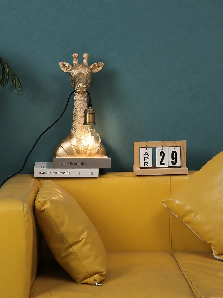 Luminária de Mesa Girafa Resina LED E27 – Decoração Dourada e Infantil