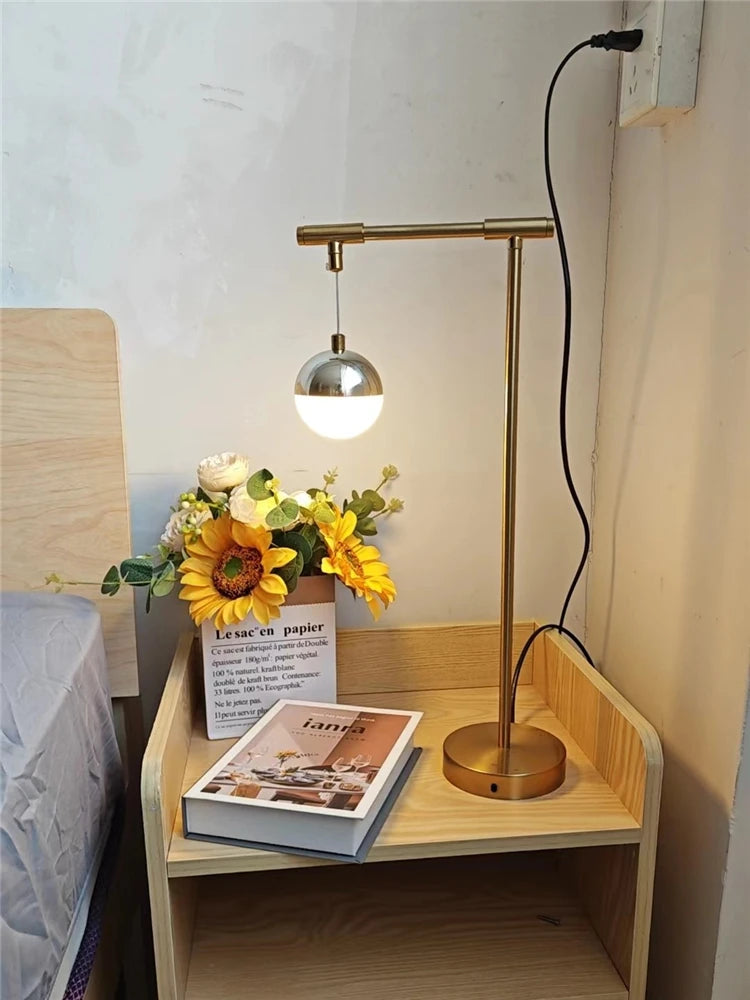 Luminária de Mesa Dourada Nórdica LED – Proteção Ocular para Escritório
