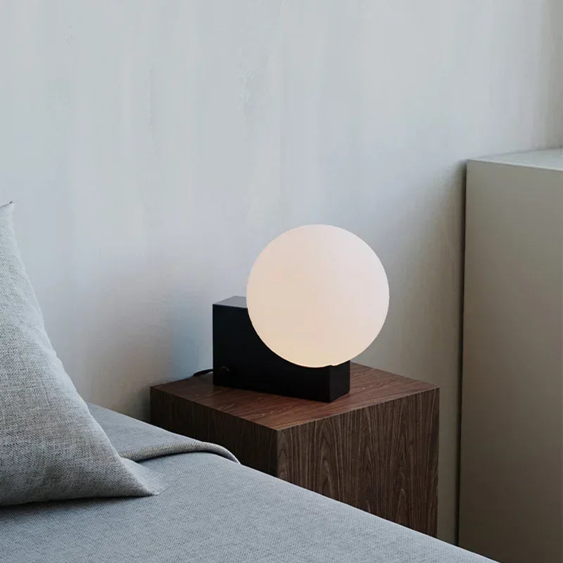 Luminária de Mesa Dinamarquesa Metal com Bola de Vidro LED – Designer