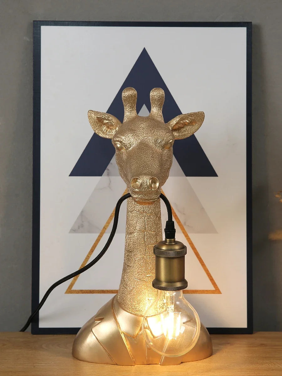 Luminária de Mesa Girafa Resina LED E27 – Decoração Dourada e Infantil