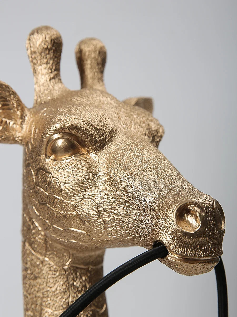 Luminária de Mesa Girafa Resina LED E27 – Decoração Dourada e Infantil