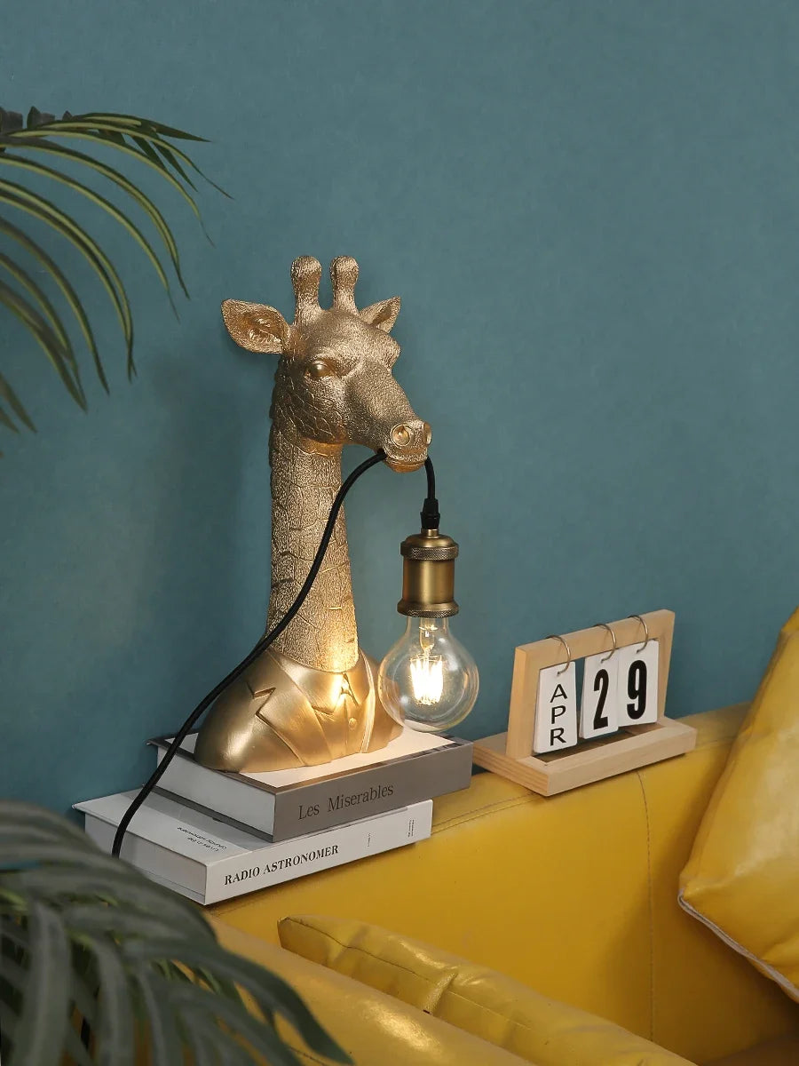 Luminária de Mesa Girafa Resina LED E27 – Decoração Dourada e Infantil