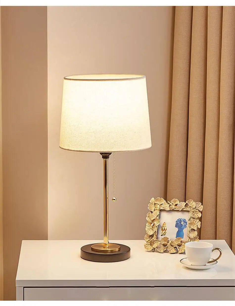 Luminária Mesa Metal Dourada LED Quarto Sala Estudo Criativa