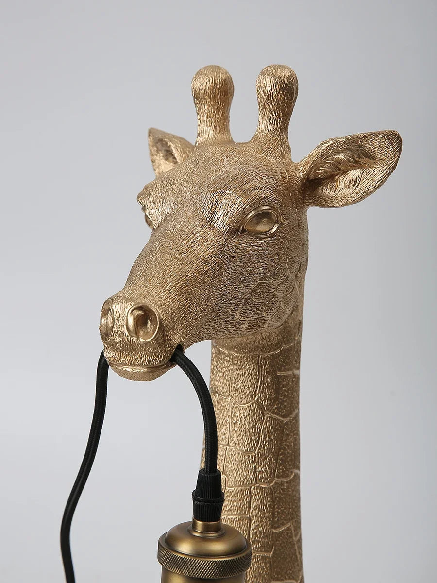 Luminária de Mesa Girafa Resina LED E27 – Decoração Dourada e Infantil