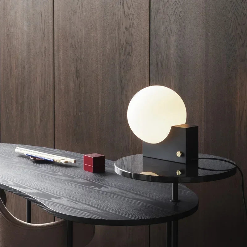 Luminária de Mesa Dinamarquesa Metal com Bola de Vidro LED – Designer