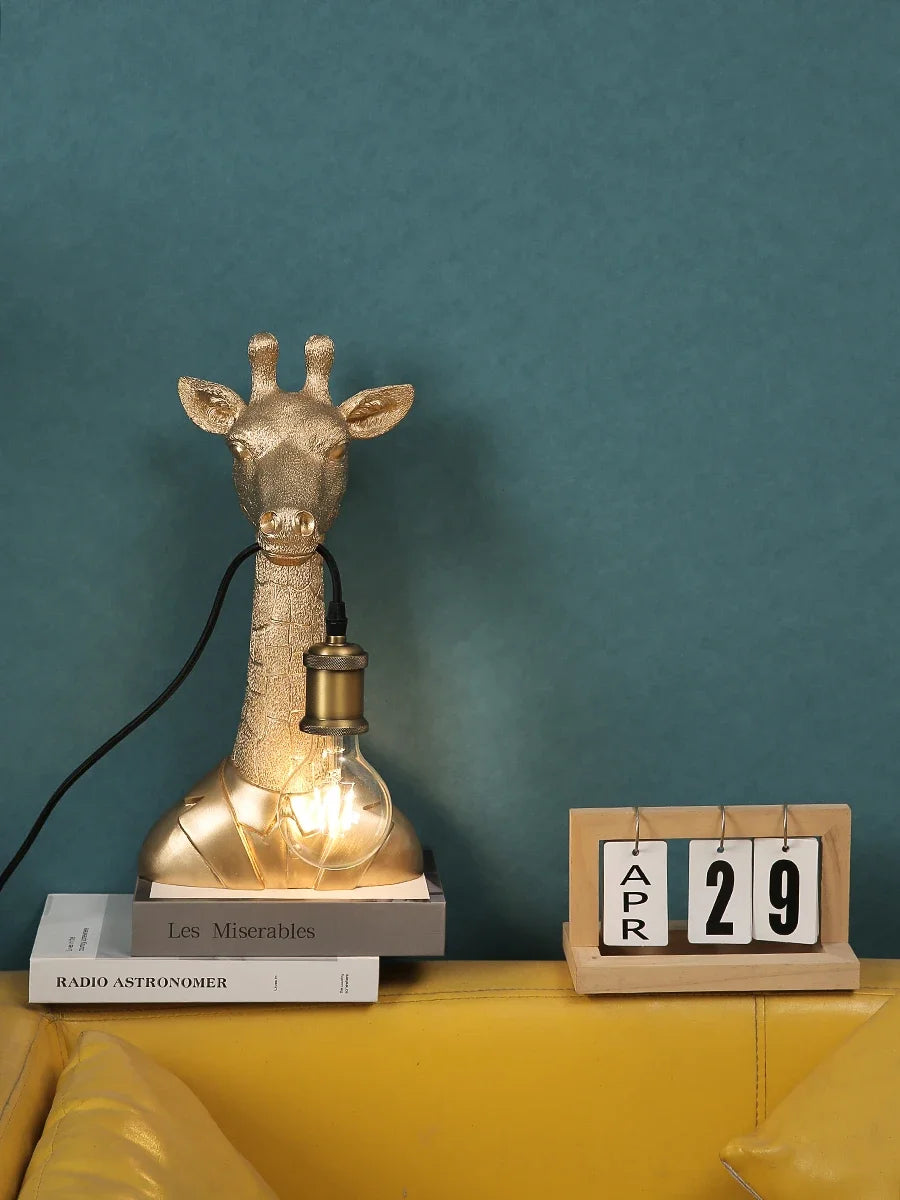Luminária de Mesa Girafa Resina LED E27 – Decoração Dourada e Infantil