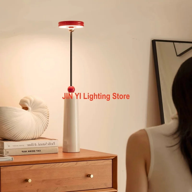 Luminária de Mesa LED Escalável Branca USB – Arte Minimalista