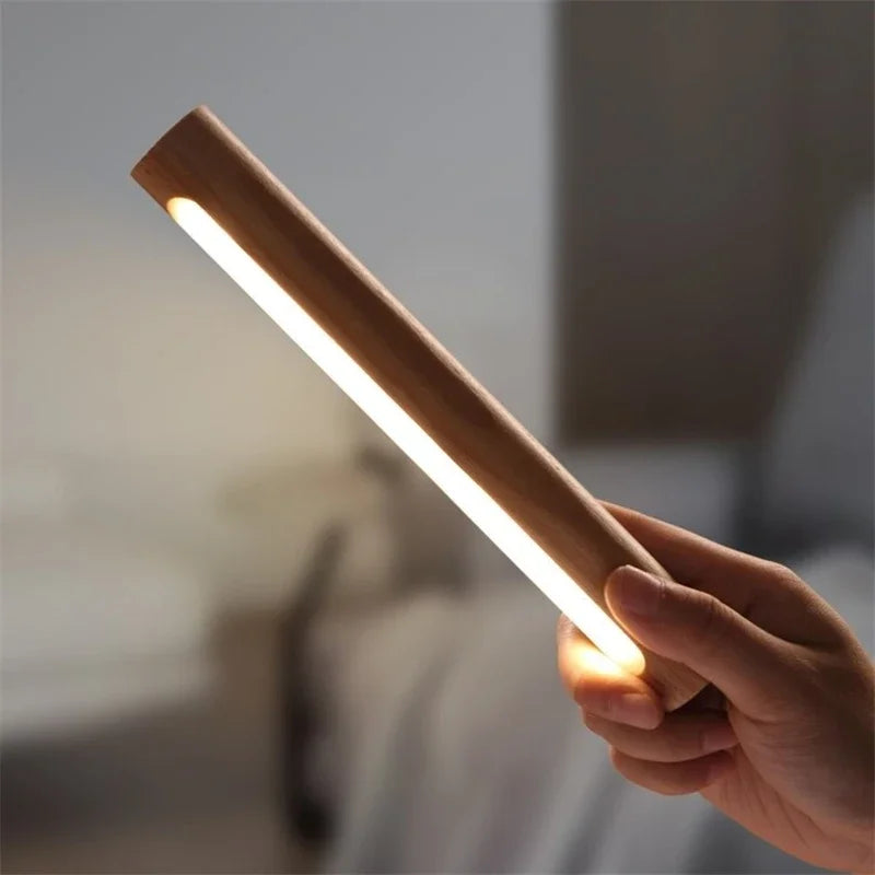 Luminária de Parede Madeira Magnética Girátória 360° USB – Quarto e Sala