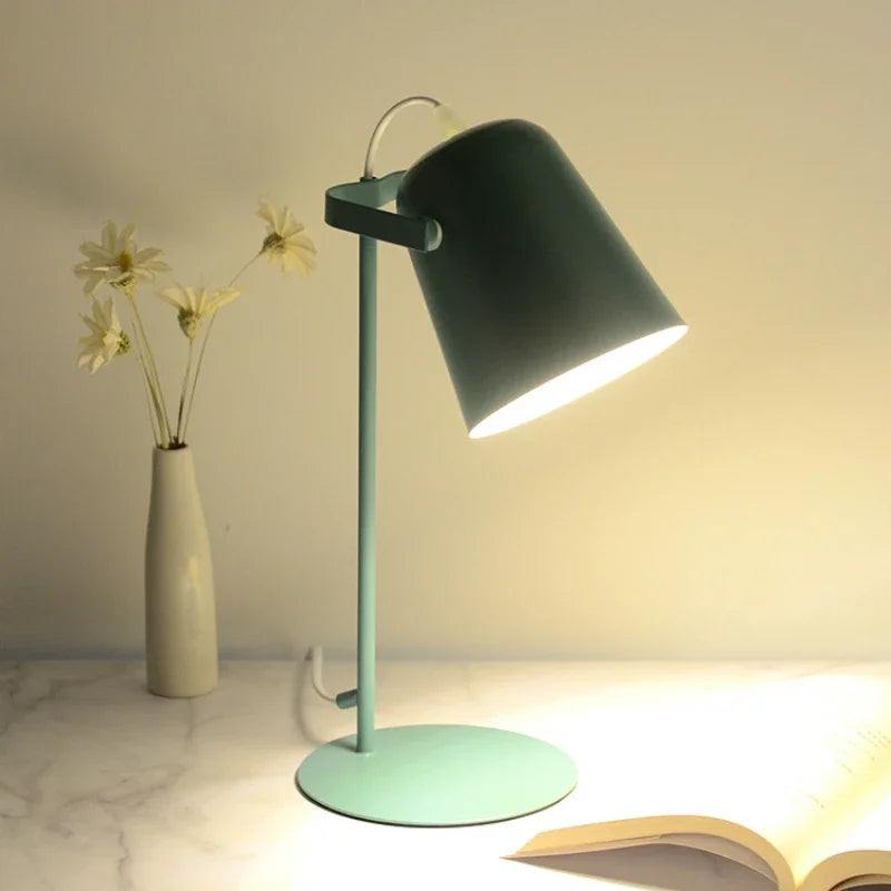 Luminária de Mesa LED Nórdica Preta para Estudo – Dormítorio e Home Office