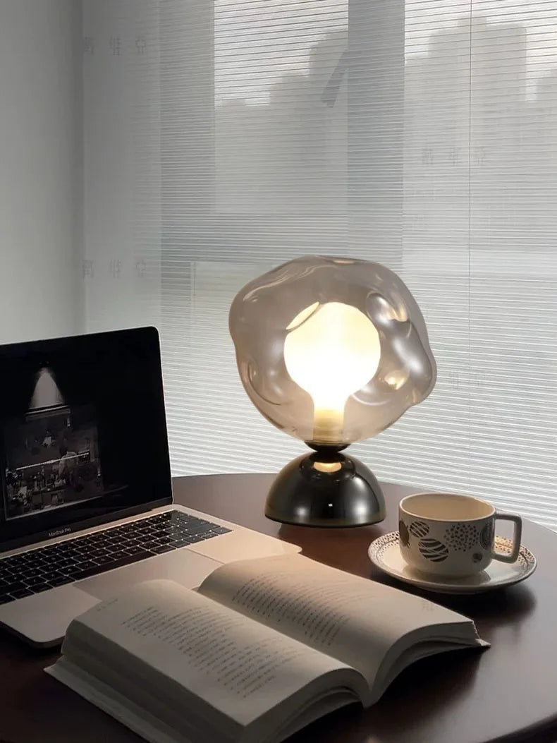 Luminaria de Mesa Armiora - Vidro Texturizado e Metal Escovado - cabeceira escultural
