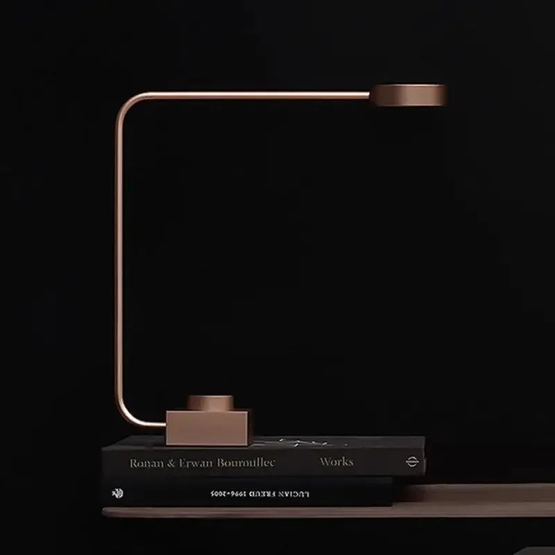 Luminária de Mesa Italiana Dimmável LED – Minimalista para Cabeceira