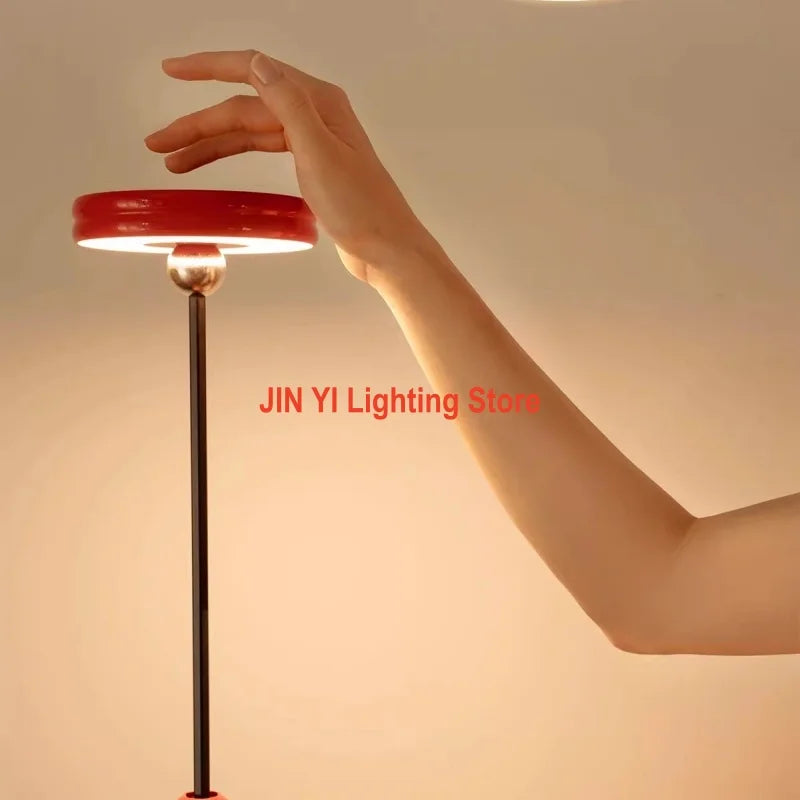 Luminária de Mesa LED Escalável Branca USB – Arte Minimalista