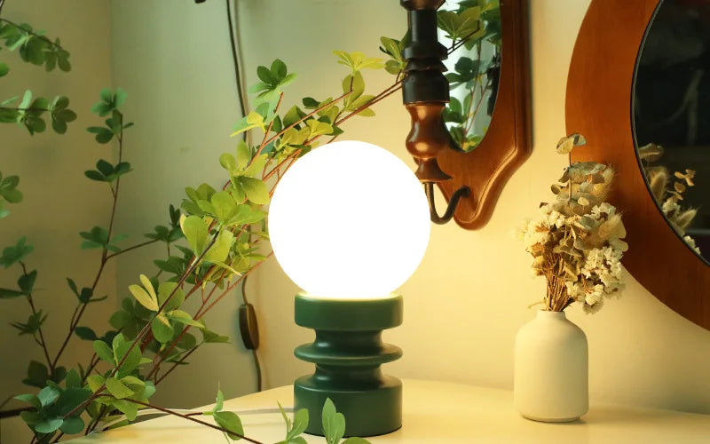 Luminária de Mesa Madeira e Vidro Retrô – Atmosfera Aconchegante para Quarto