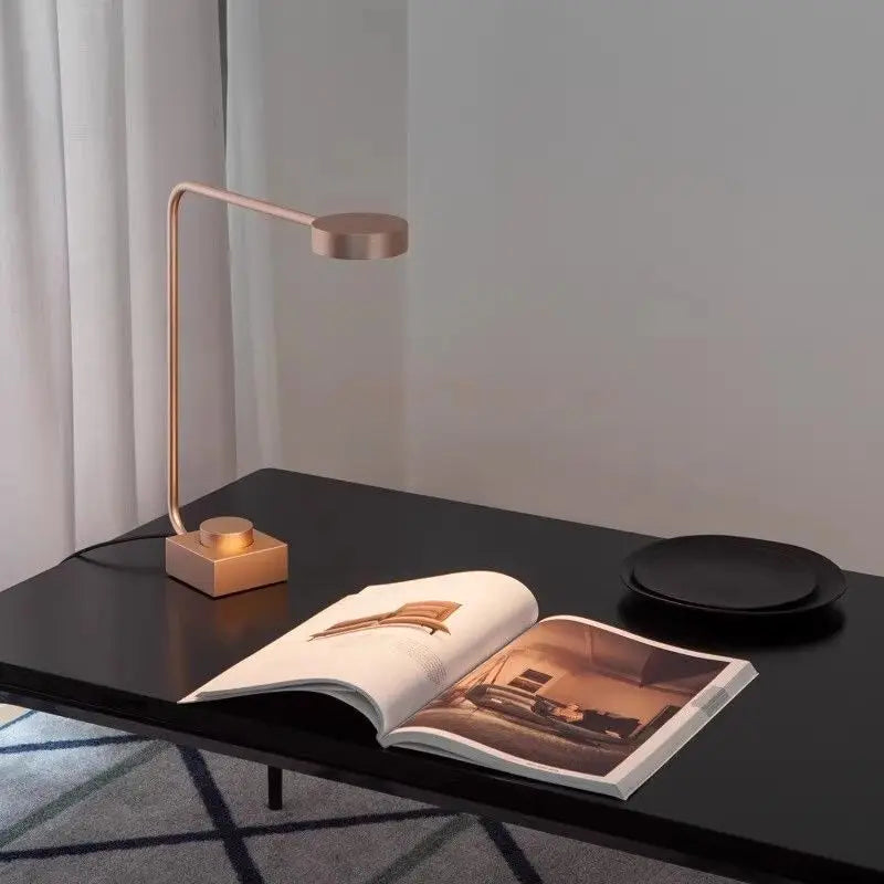 Luminária de Mesa Italiana Dimmável LED – Minimalista para Cabeceira