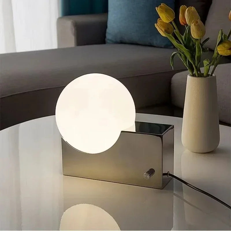 Luminária de Mesa Dinamarquesa Metal com Bola de Vidro LED – Designer