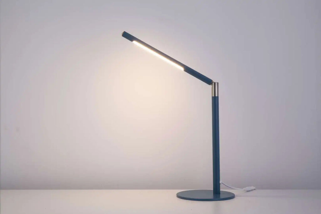 Luminaria de Mesa Arloena - Metal Escovado - home office escultural