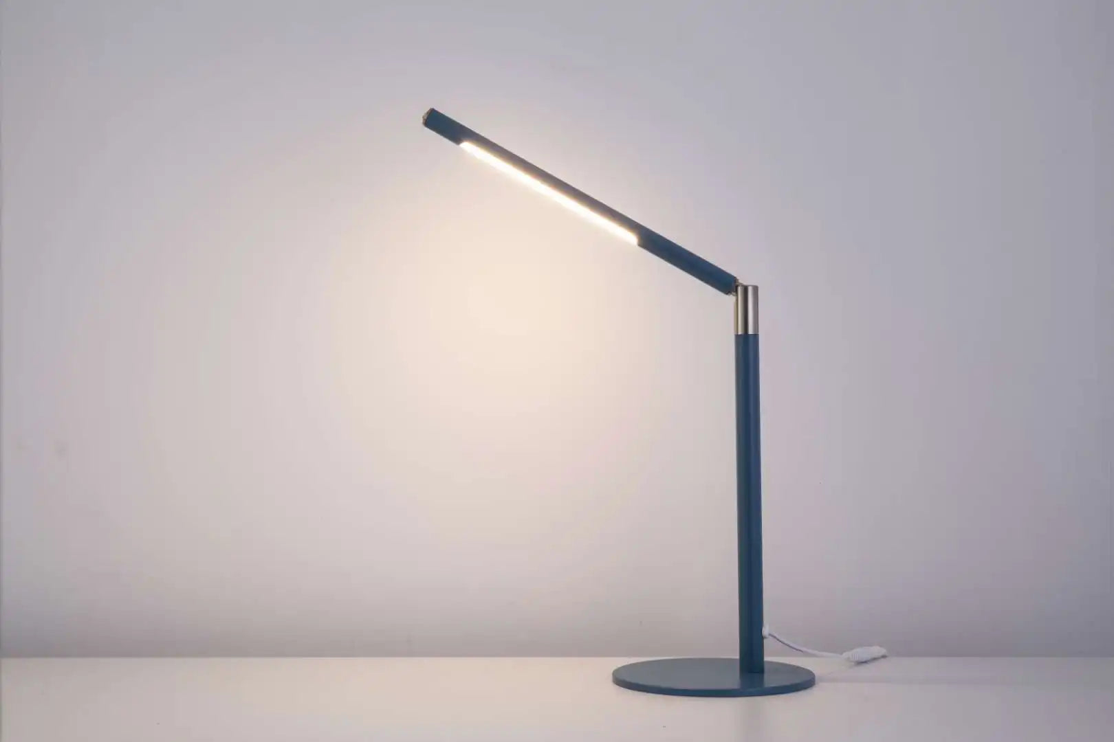 Luminaria de Mesa Arloena - Metal Escovado - home office escultural