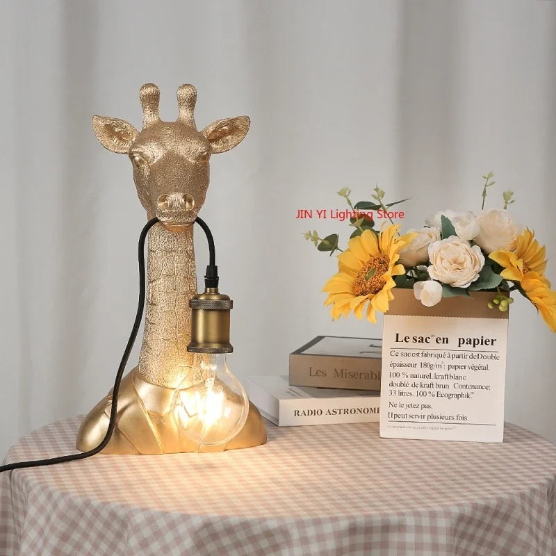 Luminária de Mesa Girafa Resina LED E27 – Decoração Dourada e Infantil