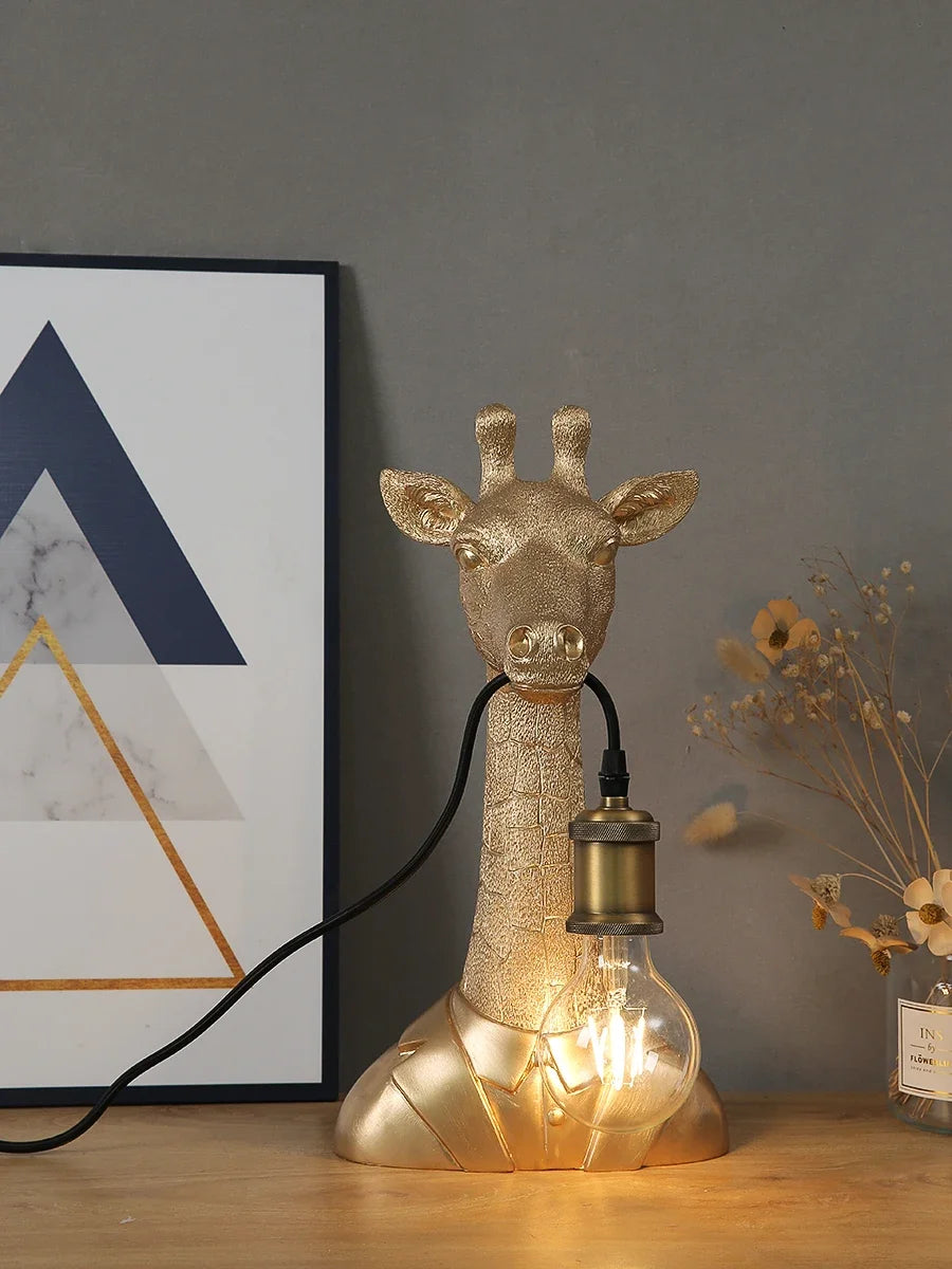 Luminária de Mesa Girafa Resina LED E27 – Decoração Dourada e Infantil