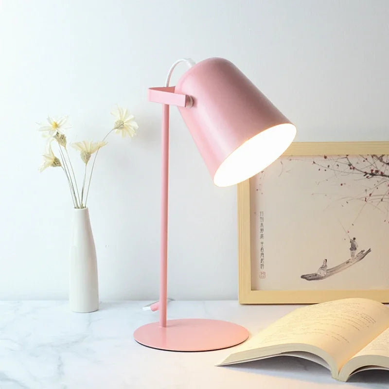 Luminária de Mesa LED Nórdica Preta para Estudo – Dormítorio e Home Office