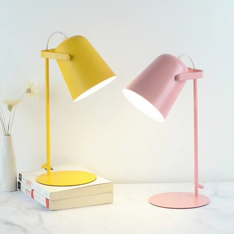 Luminária de Mesa LED Nórdica Preta para Estudo – Dormítorio e Home Office