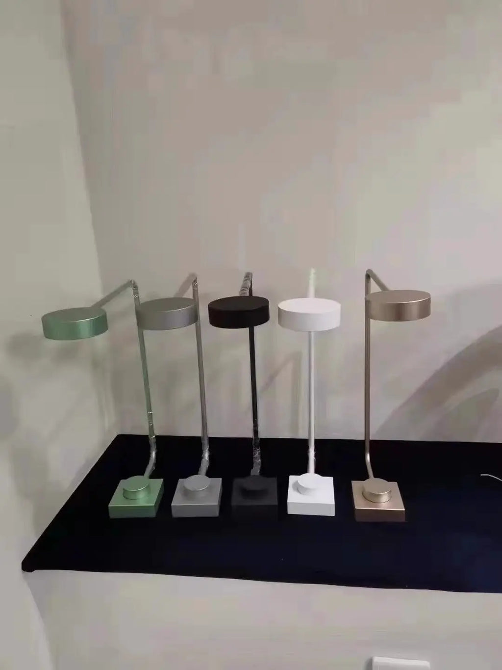 Luminária de Mesa Italiana Dimmável LED – Minimalista para Cabeceira