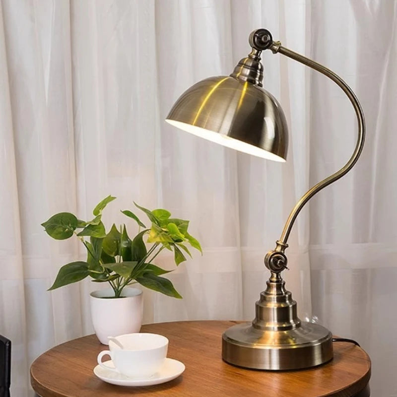 Luminária de Mesa Americana Ferro Forjado Bronze – Sala e Escritório