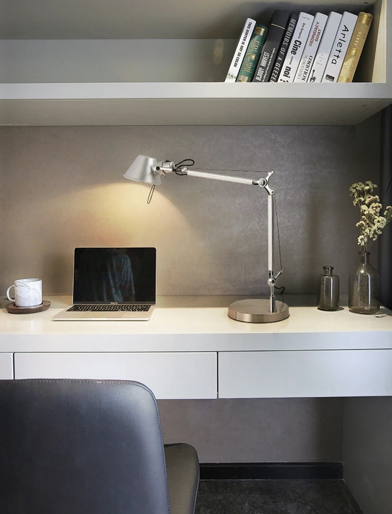 Luminária de Mesa Alumínio Cromado E27 Ângulo Regulável – Quarto e Escritório