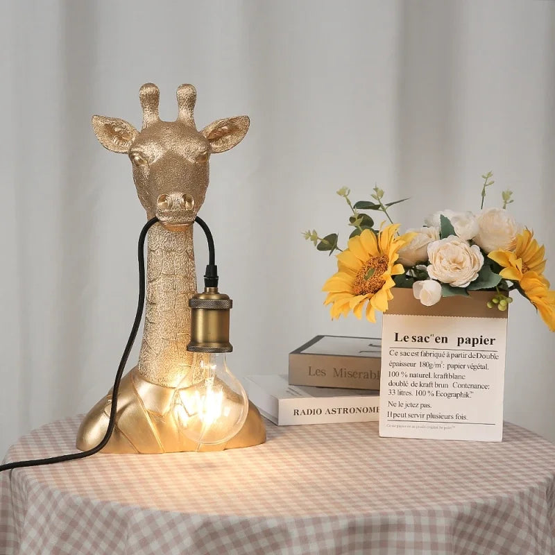 Luminária de Mesa Girafa Resina LED E27 – Decoração Dourada e Infantil