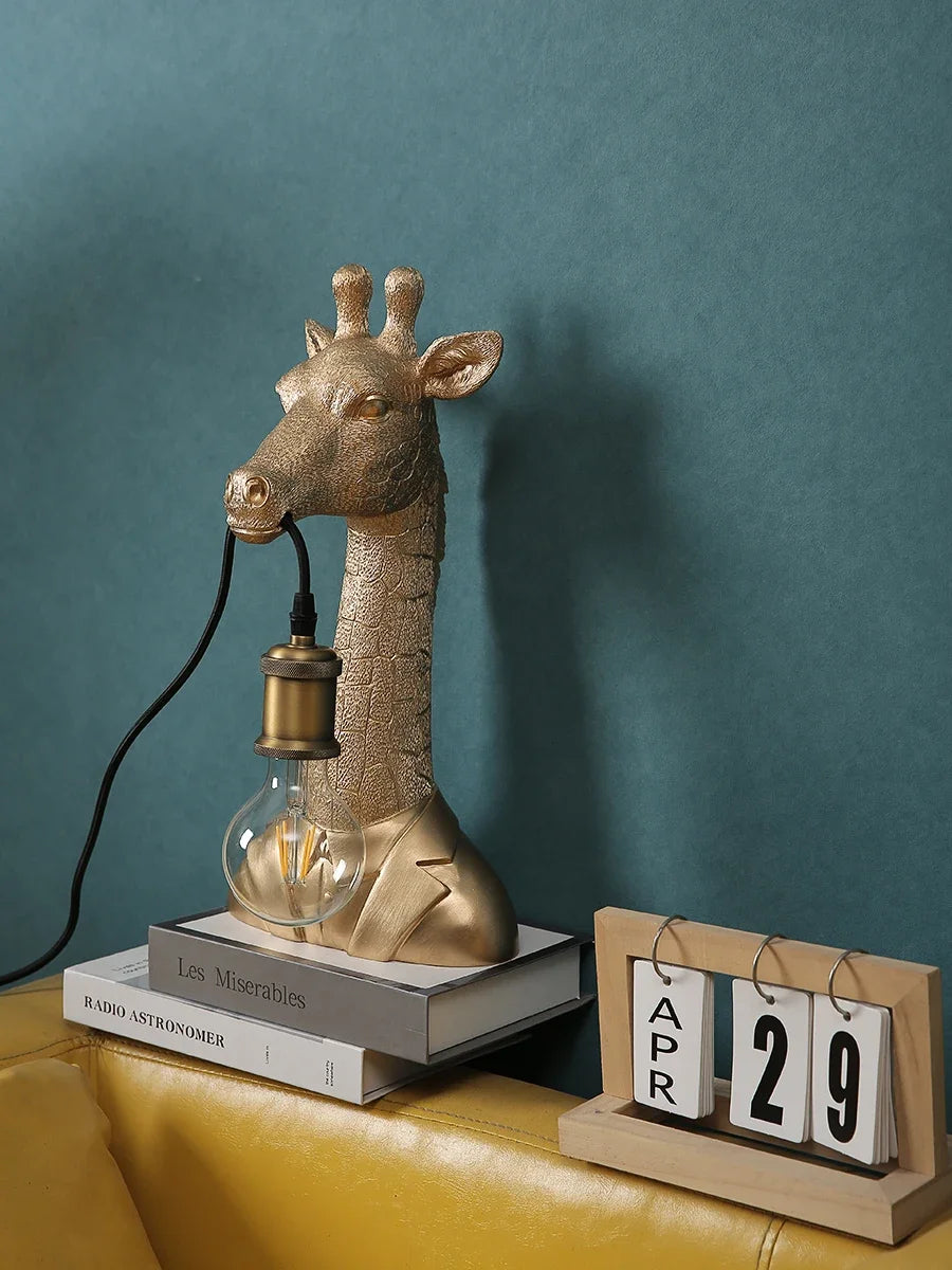 Luminária de Mesa Girafa Resina LED E27 – Decoração Dourada e Infantil