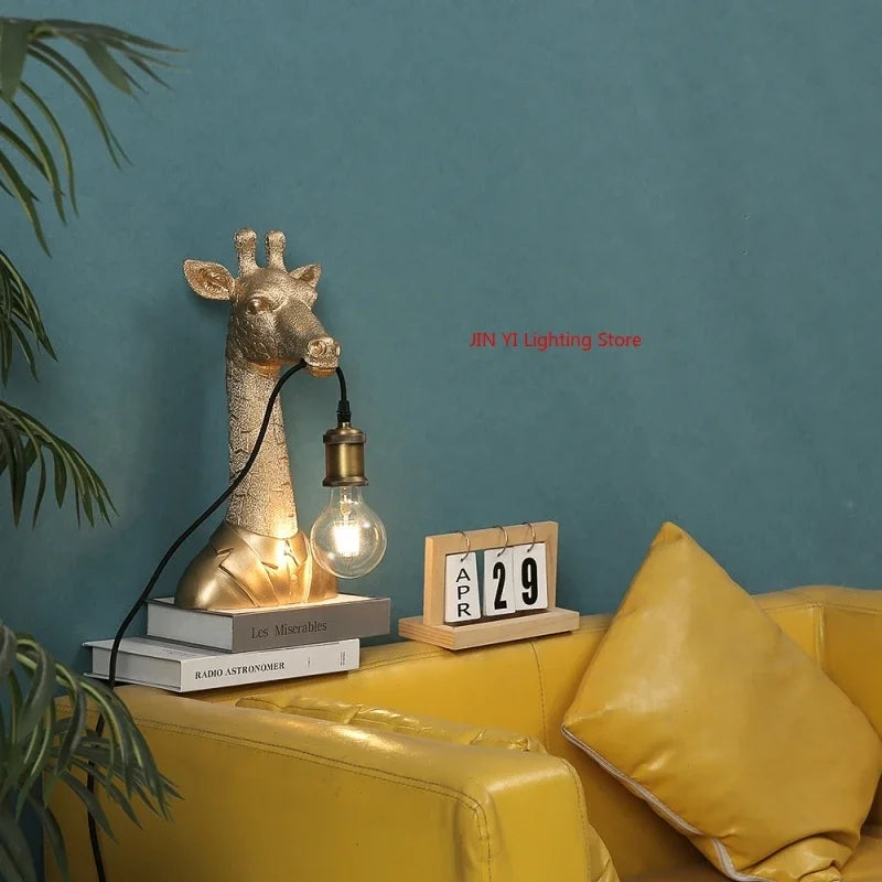 Luminária de Mesa Girafa Resina LED E27 – Decoração Dourada e Infantil