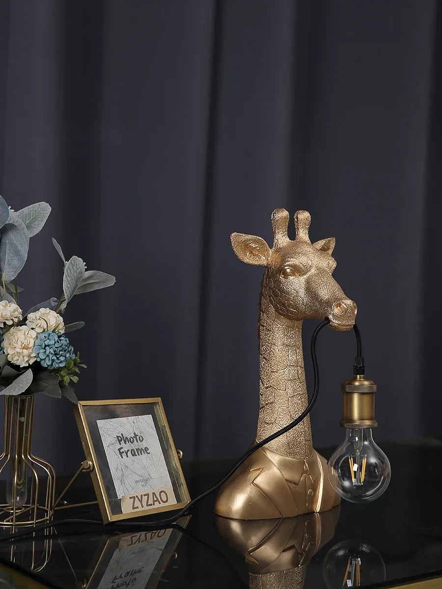 Luminária de Mesa Girafa Resina LED E27 – Decoração Dourada e Infantil
