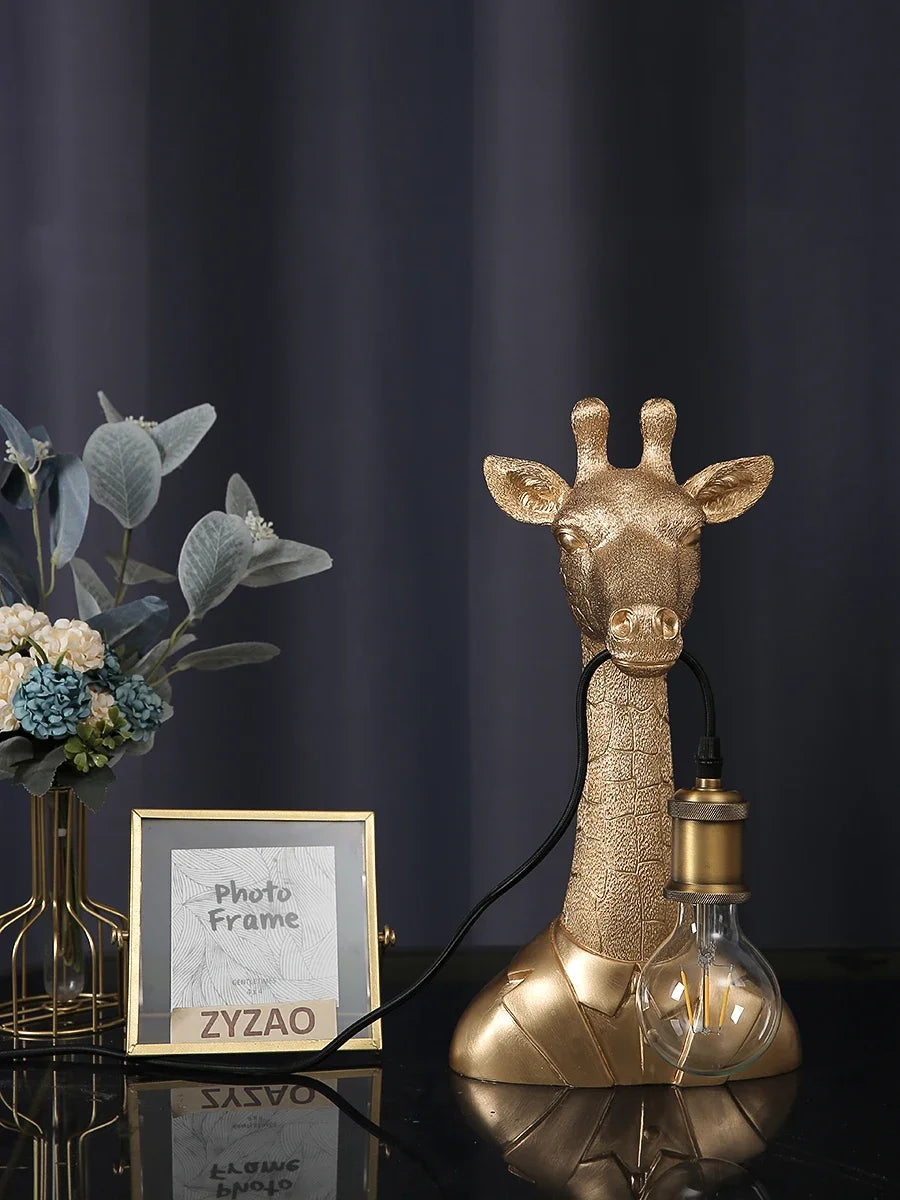 Luminária de Mesa Girafa Resina LED E27 – Decoração Dourada e Infantil