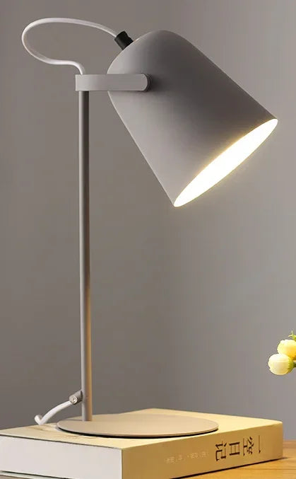 Luminária de Mesa LED Nórdica Preta para Estudo – Dormítorio e Home Office