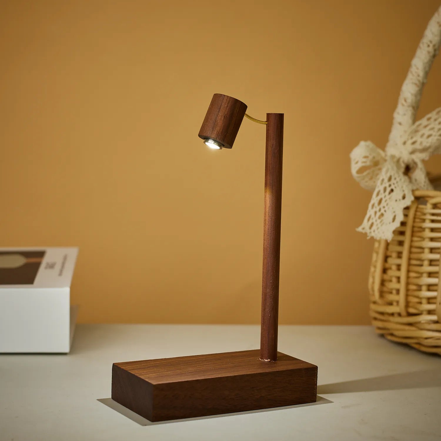 Luminária de Mesa Madeira Retrô com Botão Rotativo LED – Cabeceira