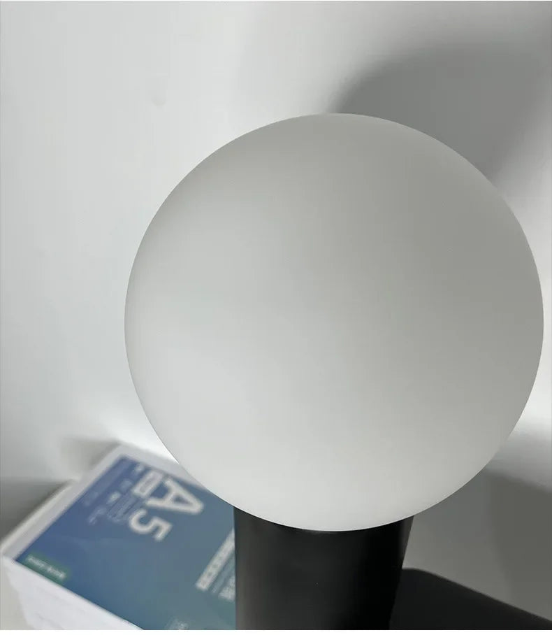 Luminária de Mesa Pós-Moderna LED Resina Dupla Esfera – Luxo Nórdico
