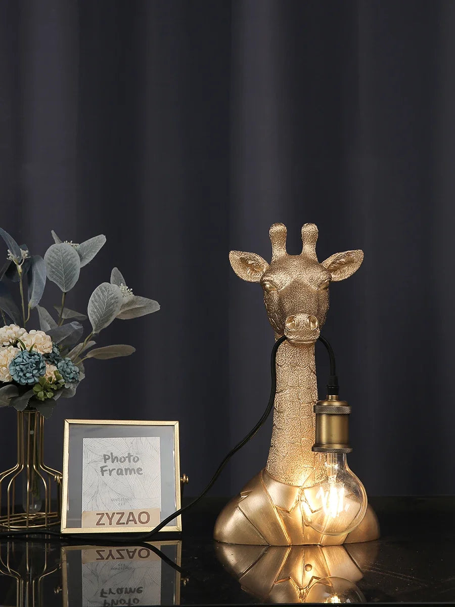 Luminária de Mesa Girafa Resina LED E27 – Decoração Dourada e Infantil
